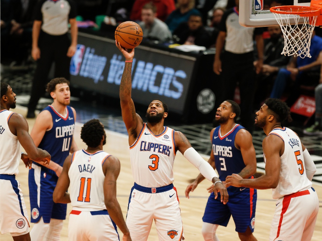 莱昂纳德与哈登联手轰下56分 快船力克尼克斯 反观尼克斯,虽然他们在内线有一定的优势,